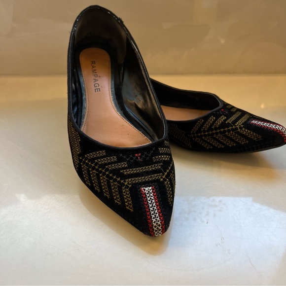 EUC Rampage size 8.5 black embroidered pointy toe flats, - Picture 2 of 6